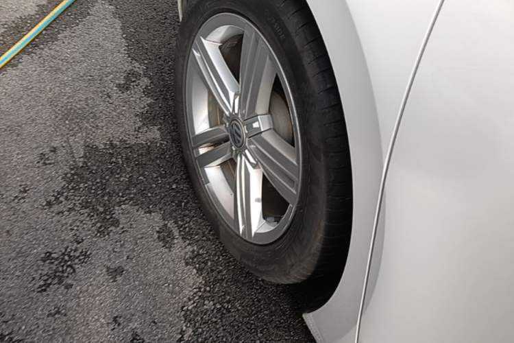 Used Volkswagen Lamando 2015 280TSI DSG Comfort Edition Right Rear Wheel Hub