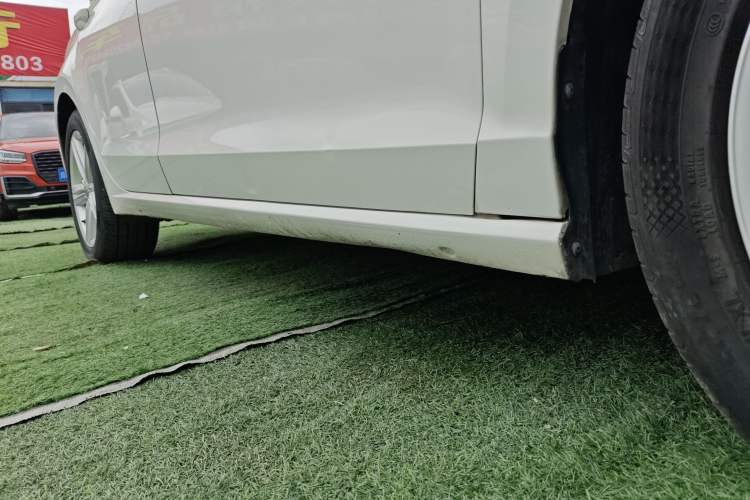 Used Volkswagen Lamando 2015 280TSI DSG Comfort Edition Right Side Sill