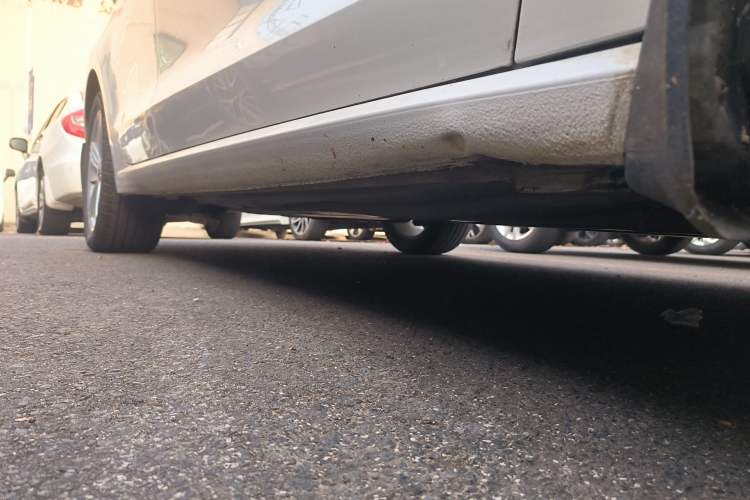 Used Volkswagen Lamando 2015 280TSI DSG Comfort Edition Right Side Sill