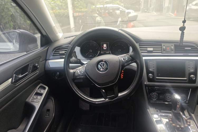 Used Volkswagen Lamando 2015 280TSI DSG Luxury Edition Steering Wheel