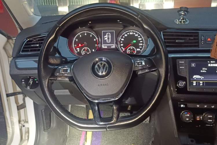 Used Volkswagen Lamando 2015 280TSI DSG Comfort Edition Steering Wheel