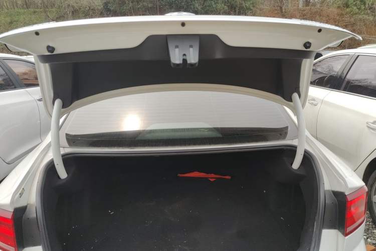 Used Volkswagen Lamando 2015 330TSI DSG Comfort Edition Trunk