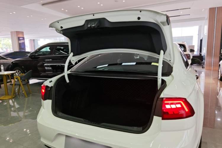 Used Volkswagen Lamando 2015 280TSI DSG Comfort Edition Trunk