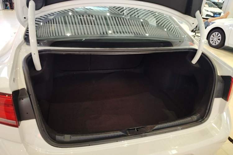 Used Volkswagen Lamando 2015 230TSI Manual Trend Edition Trunk