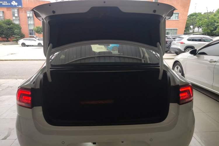 Used Volkswagen Lamando 2015 230TSI DSG Fashion Edition Trunk