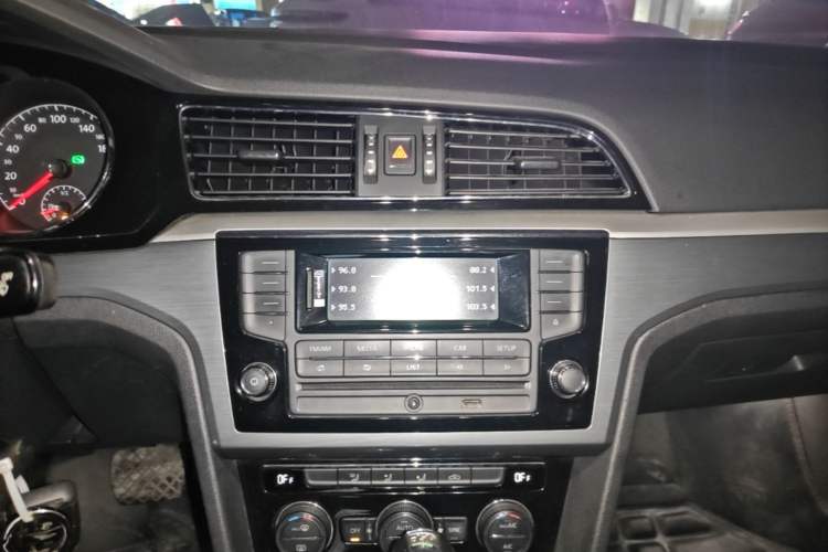 Used Volkswagen Lamando 2015 280TSI DSG Comfort Edition Audio And AC Panel