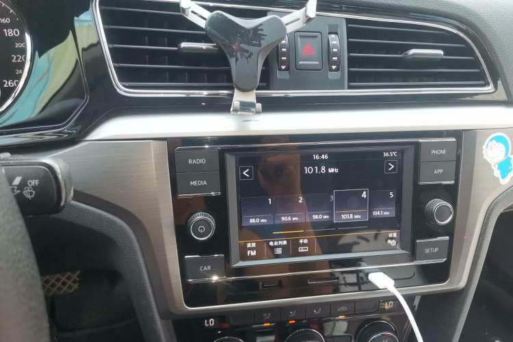 Used Volkswagen Lamando 2015 280TSI DSG Comfort Edition Audio And AC Panel