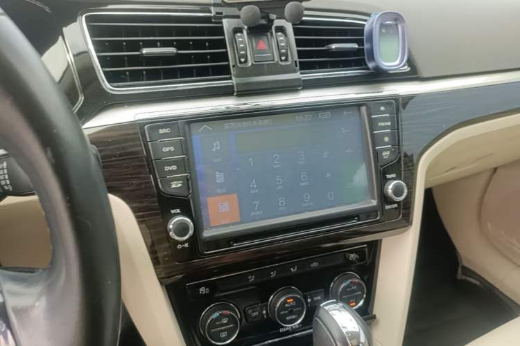 Used Volkswagen Lamando 2015 280TSI DSG Comfort Edition Audio And AC Panel