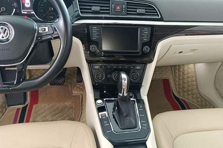 Used Volkswagen Lamando 2015 280TSI DSG Luxury Edition Audio And AC Panel