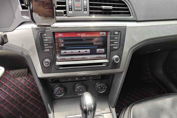 Used Volkswagen Lamando 2015 230TSI DSG Fashion Edition Audio And AC Panel