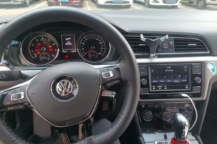 Used Volkswagen Lamando 2015 280TSI DSG Comfort Edition Center Console
