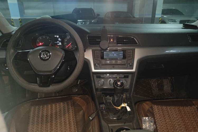 Used Volkswagen Lamando 2015 230TSI Manual Trend Edition Center Console