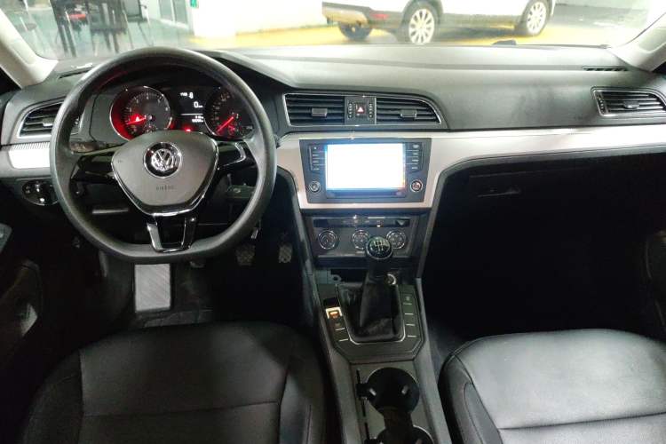 Used Volkswagen Lamando 2015 230TSI Manual Trend Edition Center Console