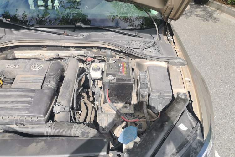 Used Volkswagen Lamando 2015 280TSI DSG Comfort Edition Engine Bay Left