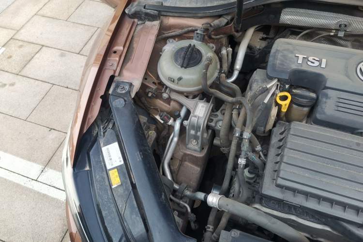 Used Volkswagen Lamando 2015 280TSI DSG Comfort Edition Engine Bay Right