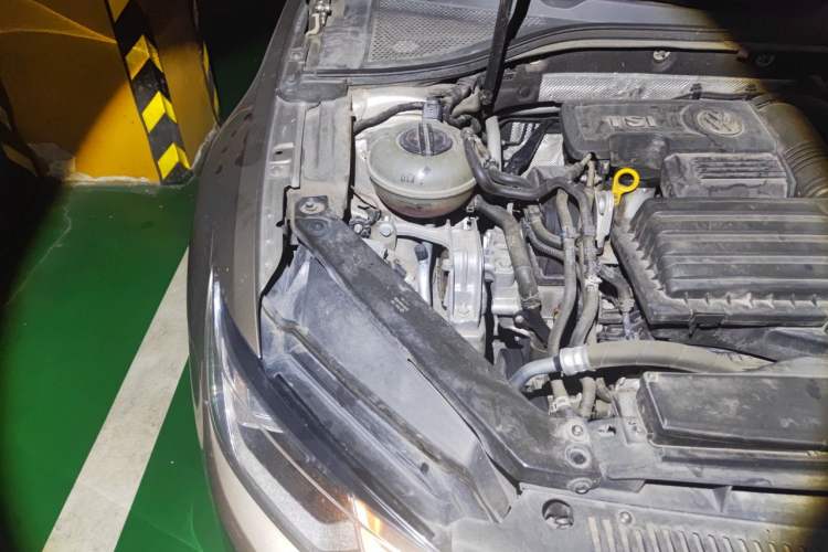 Used Volkswagen Lamando 2015 230TSI DSG Fashion Edition Engine Bay Right