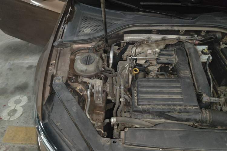 Used Volkswagen Lamando 2015 230TSI Manual Trend Edition Engine Bay Right