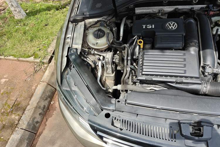 Used Volkswagen Lamando 2015 230TSI DSG Fashion Edition Engine Bay Right