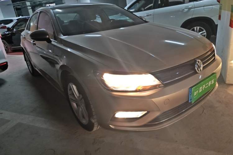 Used Volkswagen Lamando 2015 280TSI DSG Comfort Edition Front Right 45 Deg