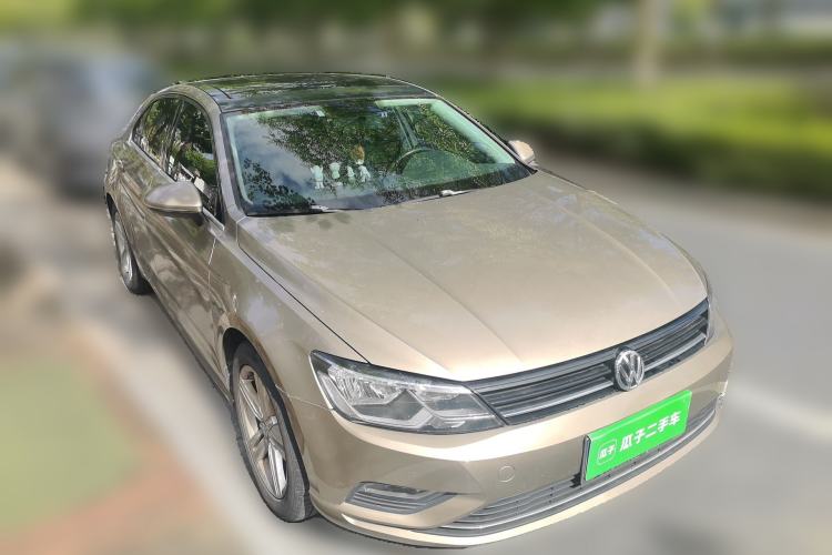 Used Volkswagen Lamando 2015 280TSI DSG Comfort Edition Front Right 45 Deg