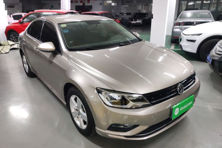 Used Volkswagen Lamando 2015 230TSI Manual Trend Edition Front Right 45 Deg