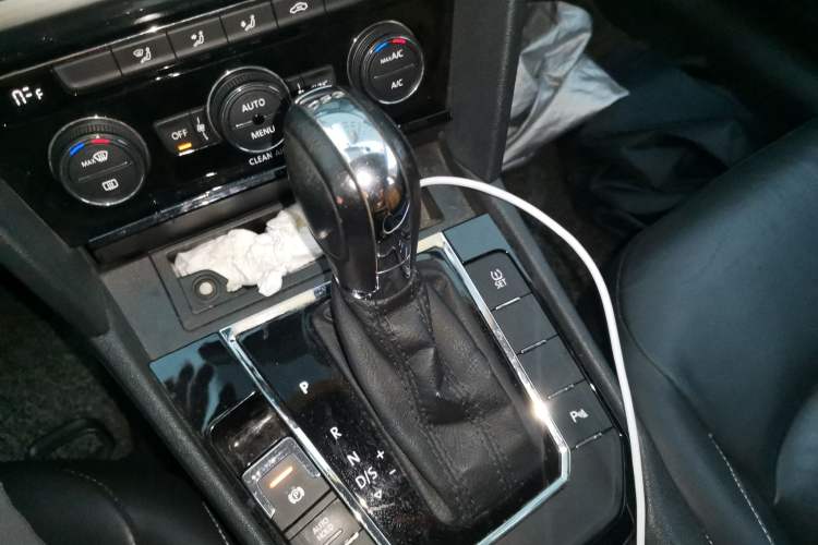 Used Volkswagen Lamando 2015 280TSI DSG Comfort Edition Gear Lever