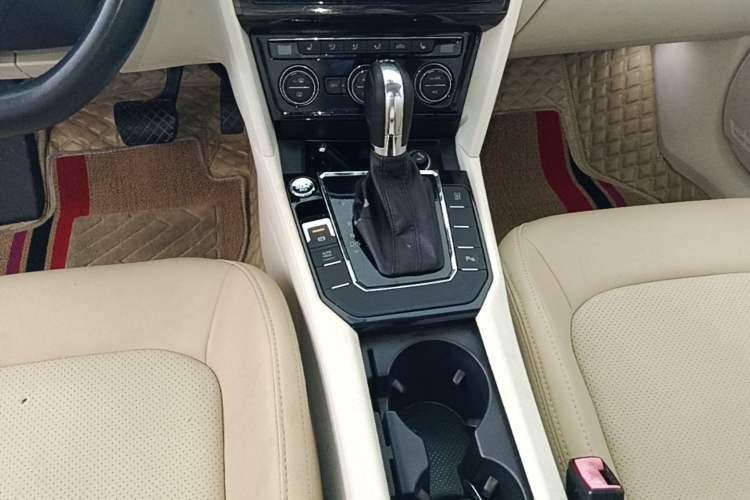 Used Volkswagen Lamando 2015 280TSI DSG Luxury Edition Gear Lever
