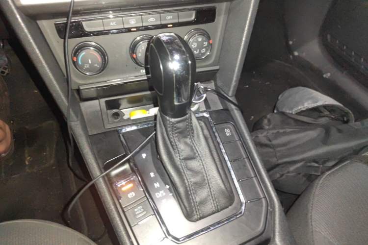 Used Volkswagen Lamando 2015 230TSI DSG Fashion Edition Gear Lever