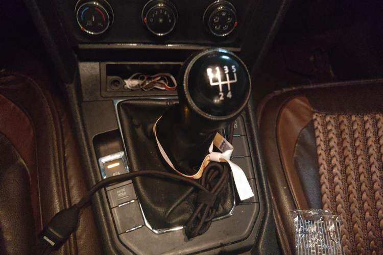 Used Volkswagen Lamando 2015 230TSI Manual Trend Edition Gear Lever