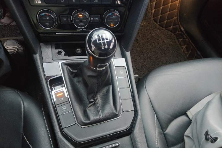 Used Volkswagen Lamando 2015 280TSI Manual Comfort Edition Gear Lever