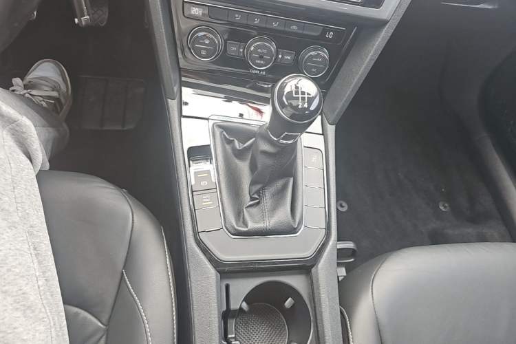 Used Volkswagen Lamando 2015 280TSI Manual Comfort Edition Gear Lever