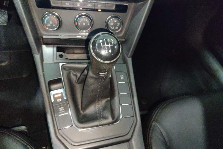 Used Volkswagen Lamando 2015 230TSI Manual Trend Edition Gear Lever