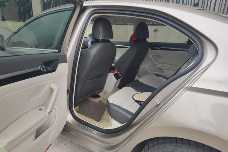 Used Volkswagen Lamando 2015 280TSI Manual Comfort Edition Interior 1