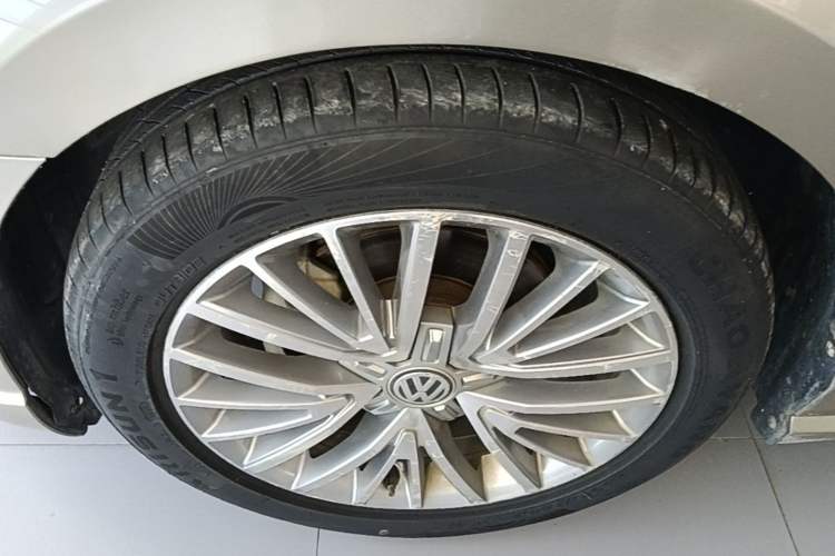 Used Volkswagen Lamando 2015 280TSI DSG Luxury Edition Left Front Wheel Hub