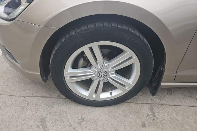 Used Volkswagen Lamando 2015 280TSI Manual Comfort Edition Left Front Wheel Hub