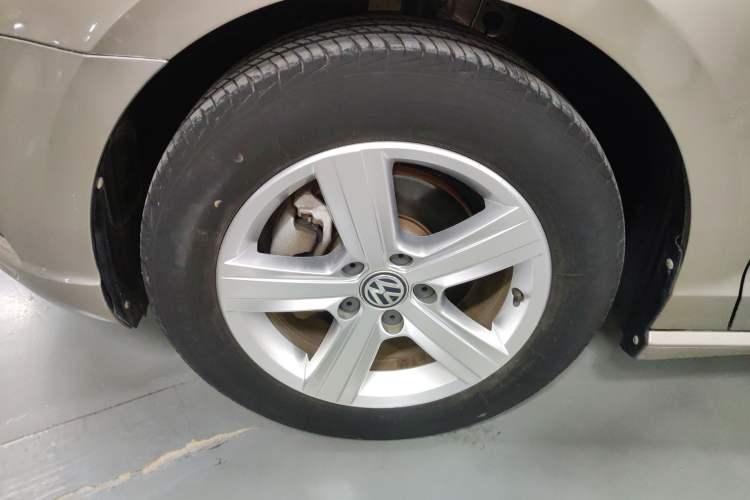 Used Volkswagen Lamando 2015 230TSI Manual Trend Edition Left Front Wheel Hub