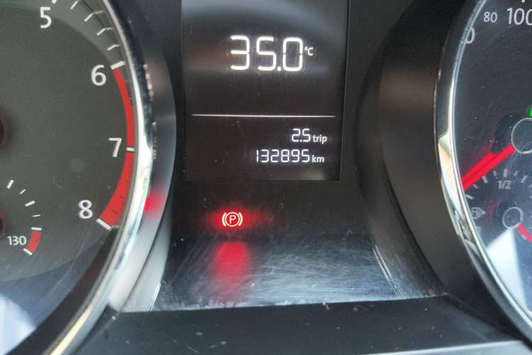 Used Volkswagen Lamando 2015 230TSI DSG Fashion Edition Odometer Close Up