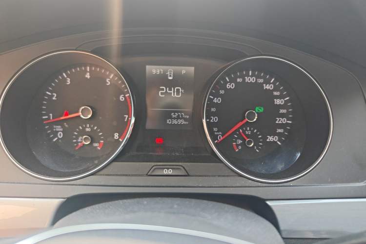 Used Volkswagen Lamando 2015 230TSI DSG Fashion Edition Odometer Close Up