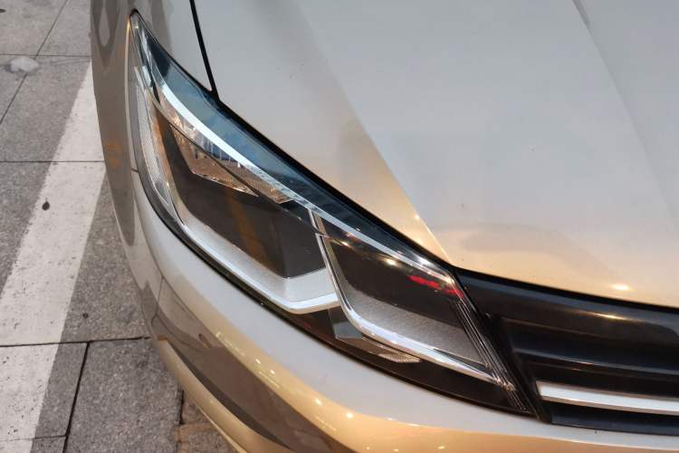 Used Volkswagen Lamando 2015 280TSI DSG Comfort Edition Right Front Headlight