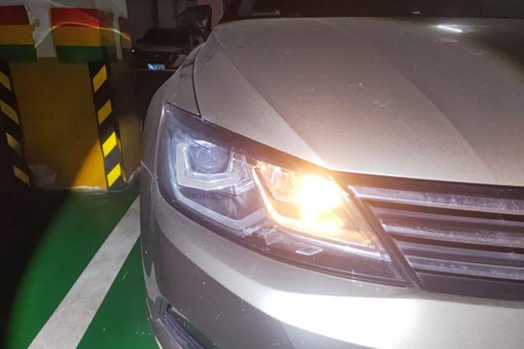 Used Volkswagen Lamando 2015 230TSI DSG Fashion Edition Right Front Headlight
