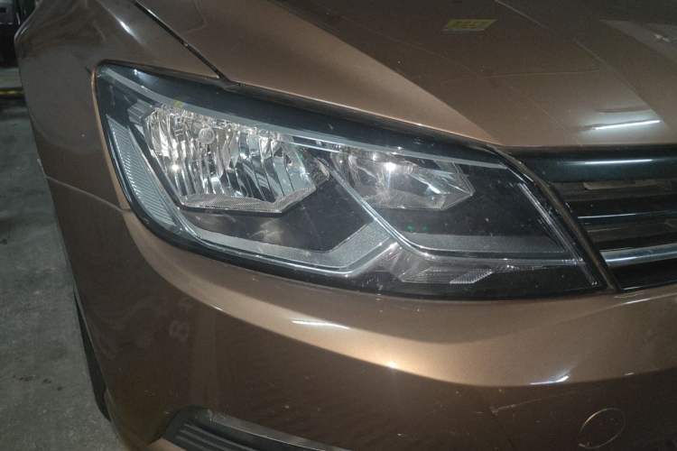 Used Volkswagen Lamando 2015 230TSI Manual Trend Edition Right Front Headlight