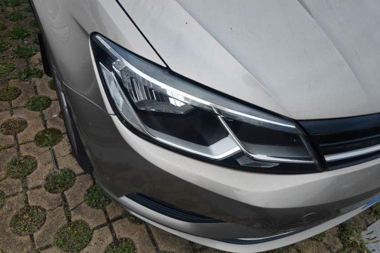 Used Volkswagen Lamando 2015 280TSI Manual Comfort Edition Right Front Headlight