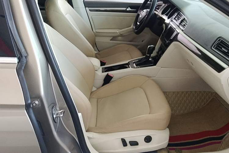 Used Volkswagen Lamando 2015 280TSI DSG Luxury Edition Right Front Seat