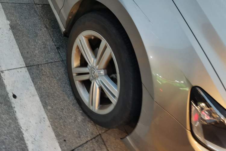 Used Volkswagen Lamando 2015 280TSI DSG Comfort Edition Right Front Wheel Hub