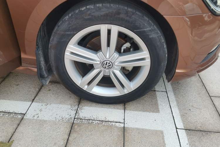 Used Volkswagen Lamando 2015 280TSI DSG Comfort Edition Right Front Wheel Hub