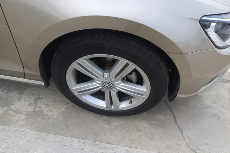 Used Volkswagen Lamando 2015 280TSI DSG Comfort Edition Right Front Wheel Hub