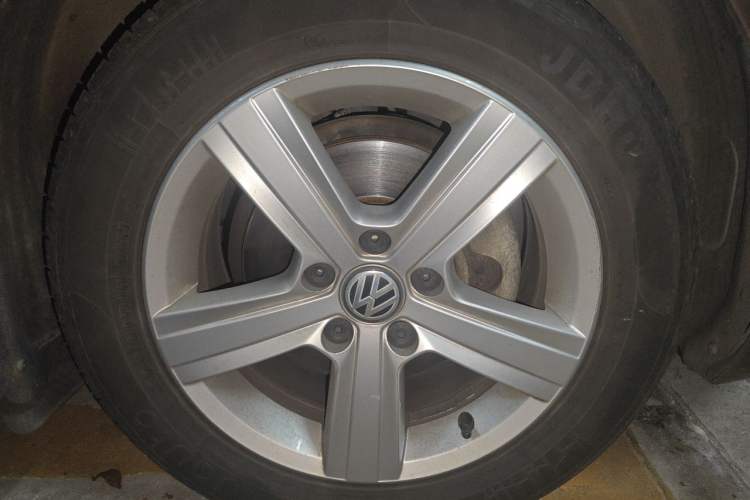 Used Volkswagen Lamando 2015 230TSI Manual Trend Edition Right Front Wheel Hub