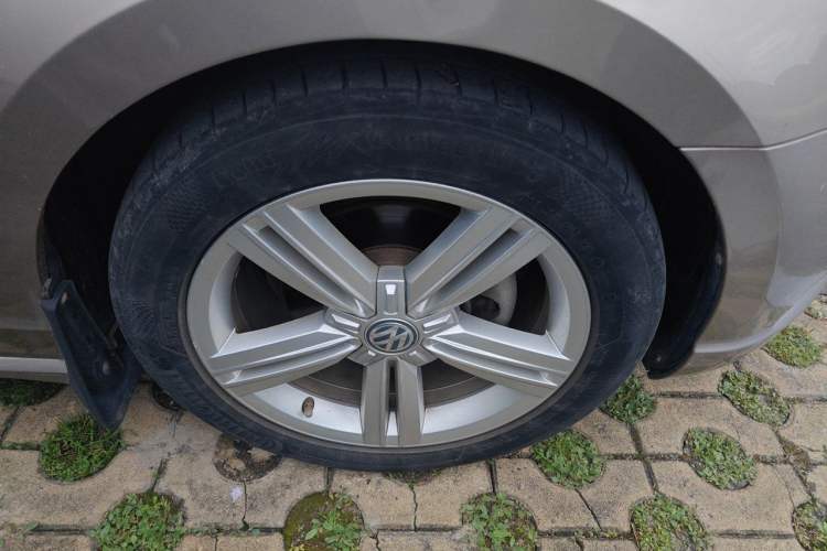 Used Volkswagen Lamando 2015 280TSI Manual Comfort Edition Right Front Wheel Hub