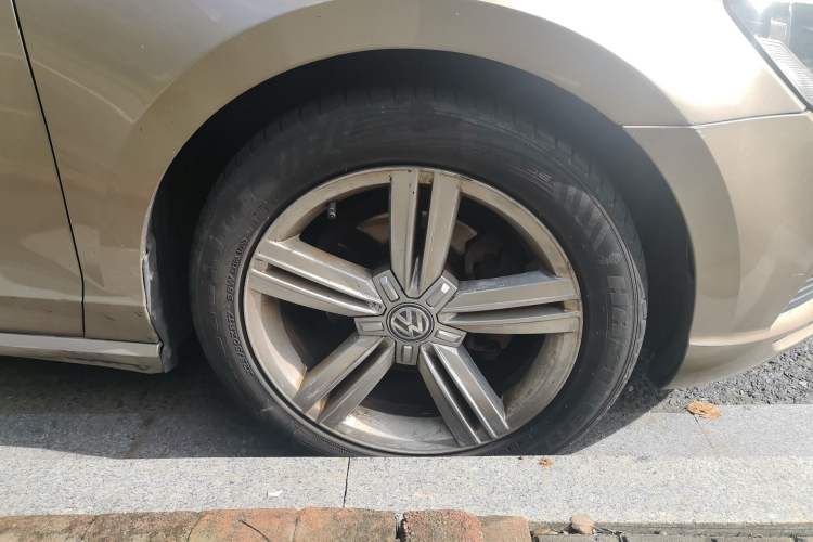 Used Volkswagen Lamando 2015 280TSI DSG Comfort Edition Right Front Wheel Hub
