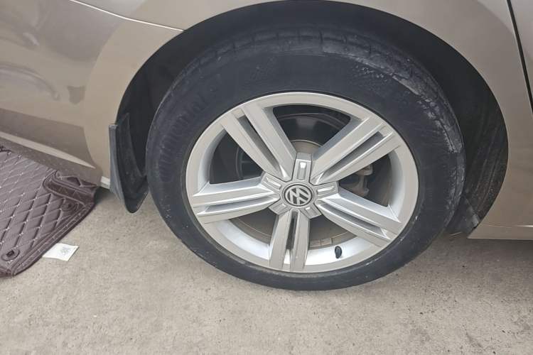 Used Volkswagen Lamando 2015 280TSI Manual Comfort Edition Right Rear Wheel Hub